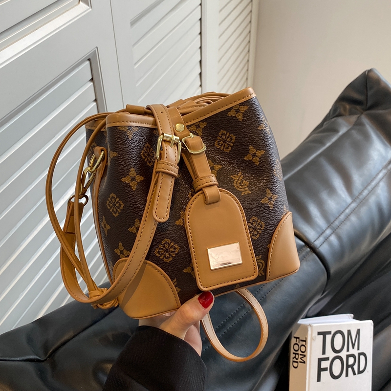 高级感水桶包休闲韩版单肩斜挎包