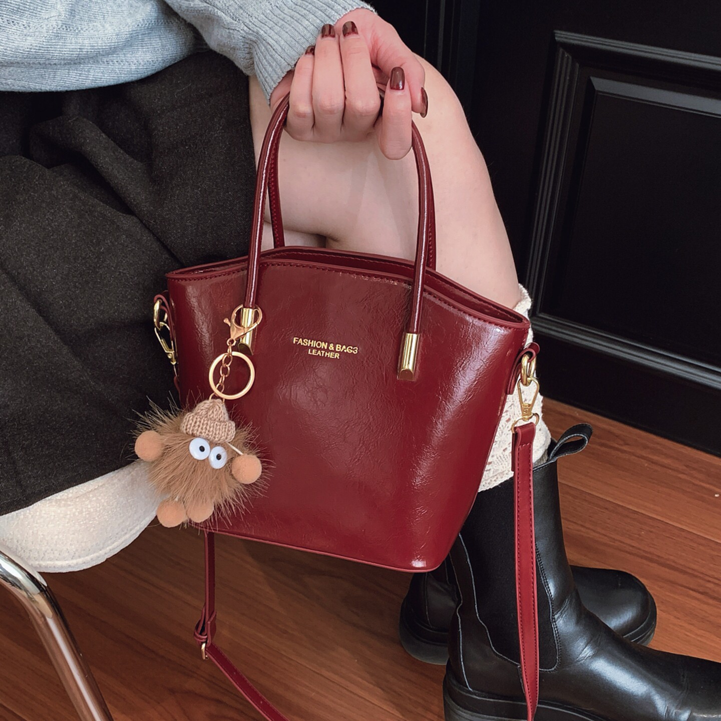 高级感红色女士包包2025新款复古百搭斜挎包手提水桶包结婚新娘包