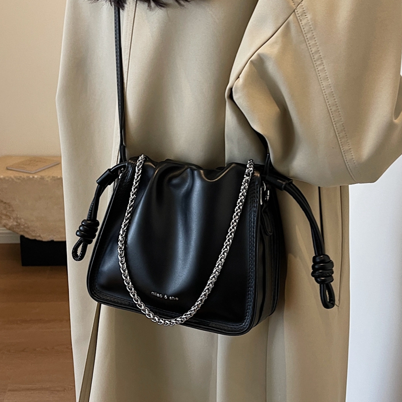 今年流行爆款单肩斜挎水桶包