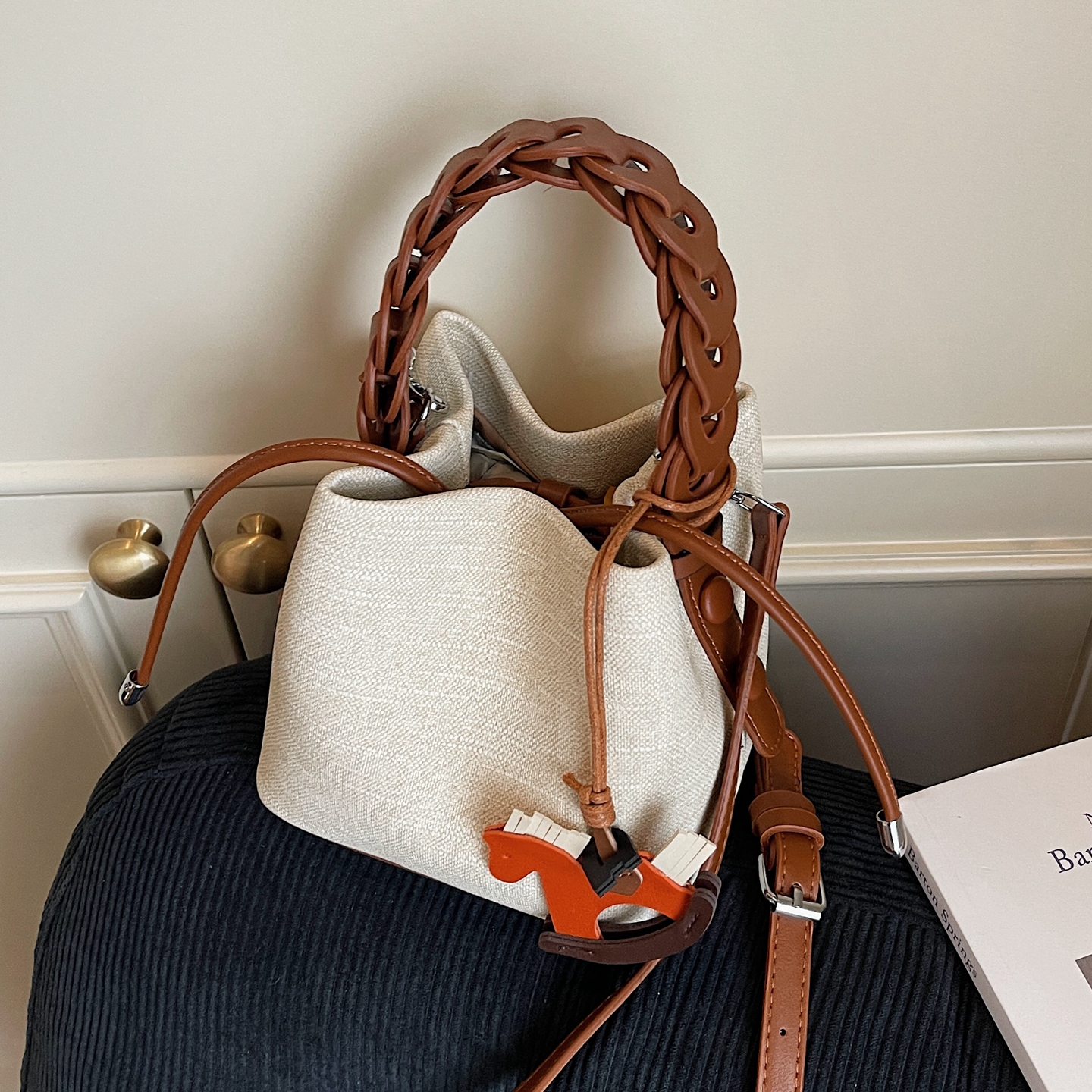 时尚撞色手提水桶包休闲斜挎包