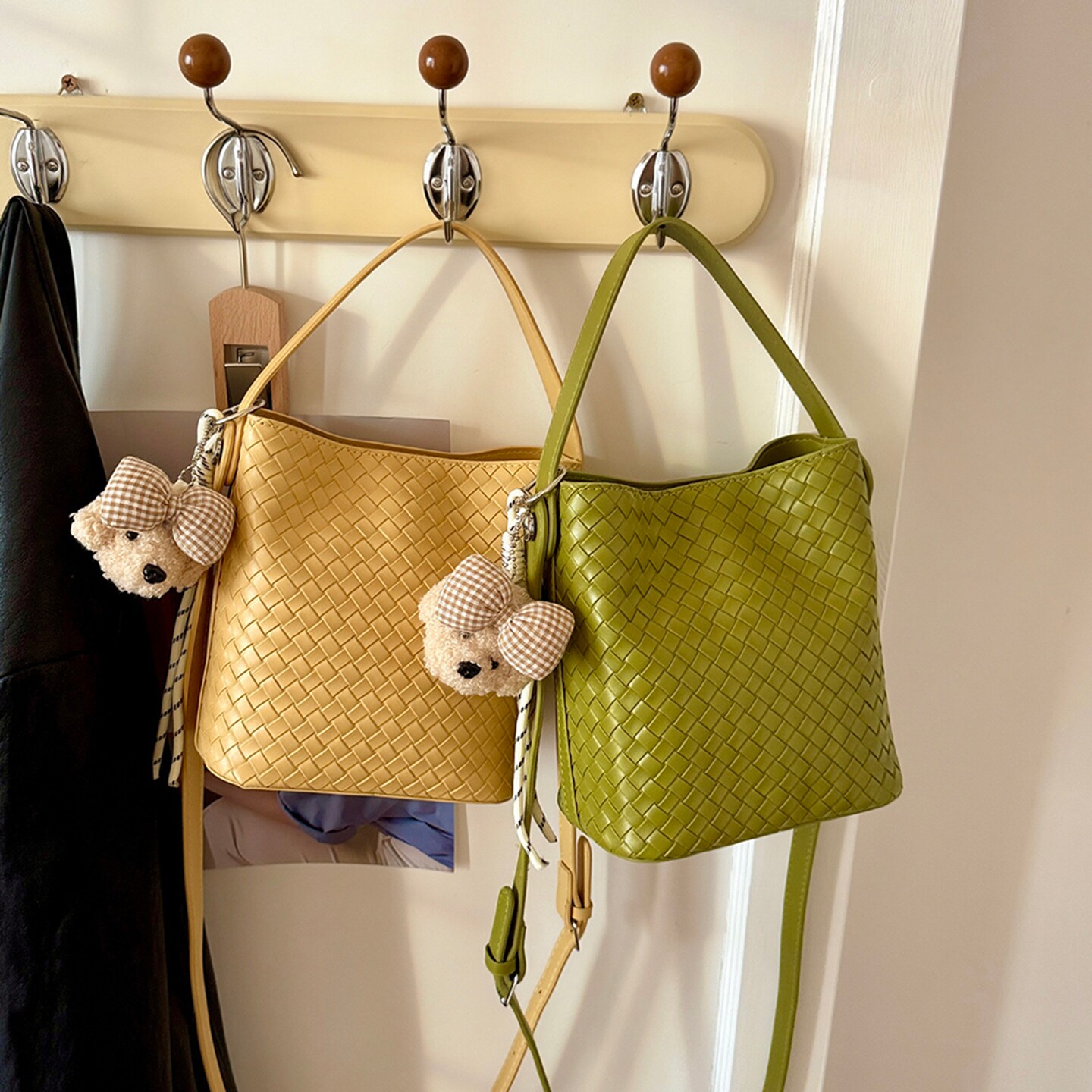 今年流行编织包包女2026新款高级感百搭休闲斜挎包通勤手提水桶包