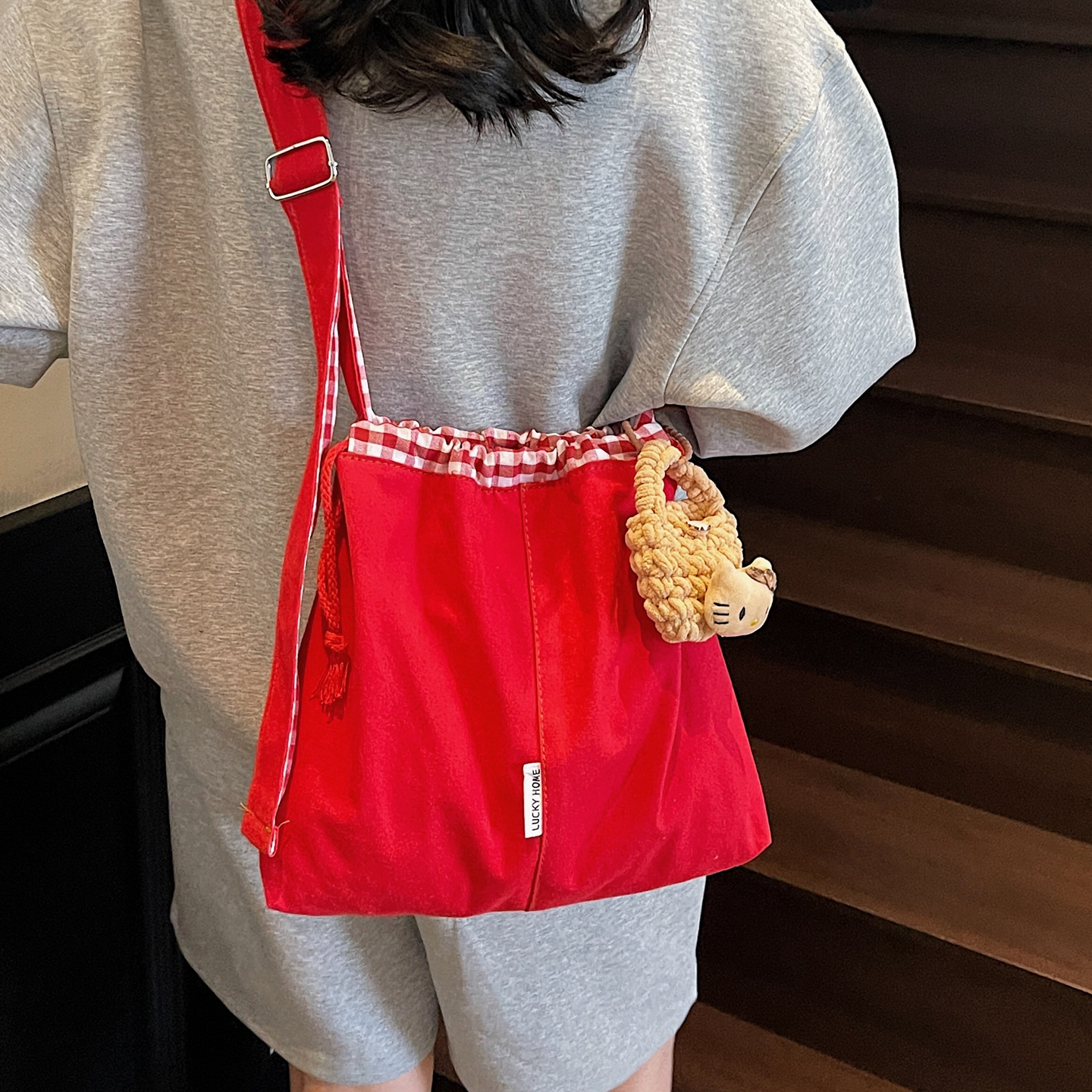 红色帆布包包女2025新款夏天休闲轻便单肩包大容量通勤斜挎水桶包