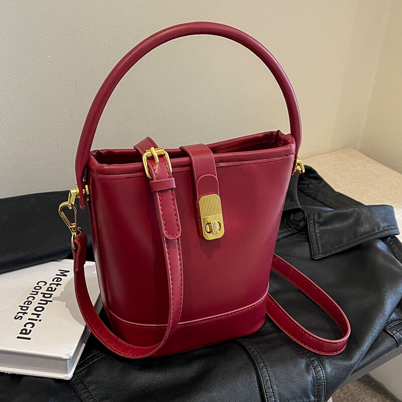 红色小包包女2026新款红包高级感洋气斜挎婚包结婚新娘手提水桶包