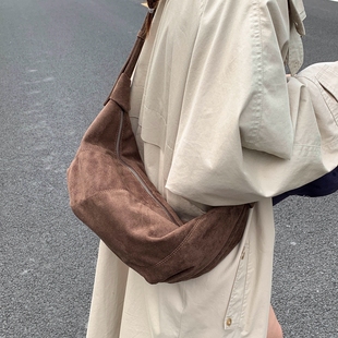 美拉德复古麂皮绒包包女秋冬质感大容量单肩包休闲通勤斜挎饺子包