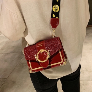 高级感洋气小包包女2025新款 百搭斜挎包漆皮亮面宽肩带小方包 时尚