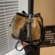 今年流行包包水桶包女2026新款 撞色单肩包高级感小众斜挎包 潮时尚