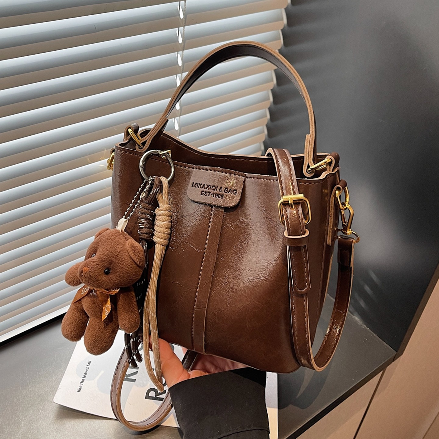 高级质感复古女士包包2026新款秋冬百搭休闲斜挎包通勤手提水桶包