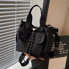 休闲黑色尼龙布包包女2025新款简约百搭斜挎水桶包上班通勤小拎包