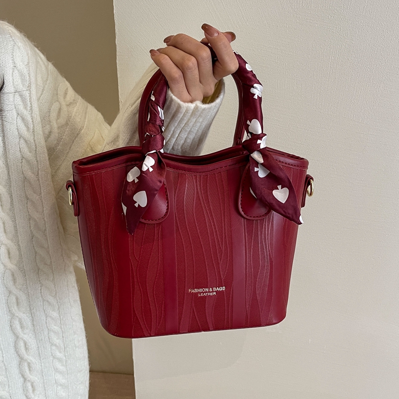 红色包包女2025新款结婚新娘包伴娘斜挎包高级感大容量手提水桶包