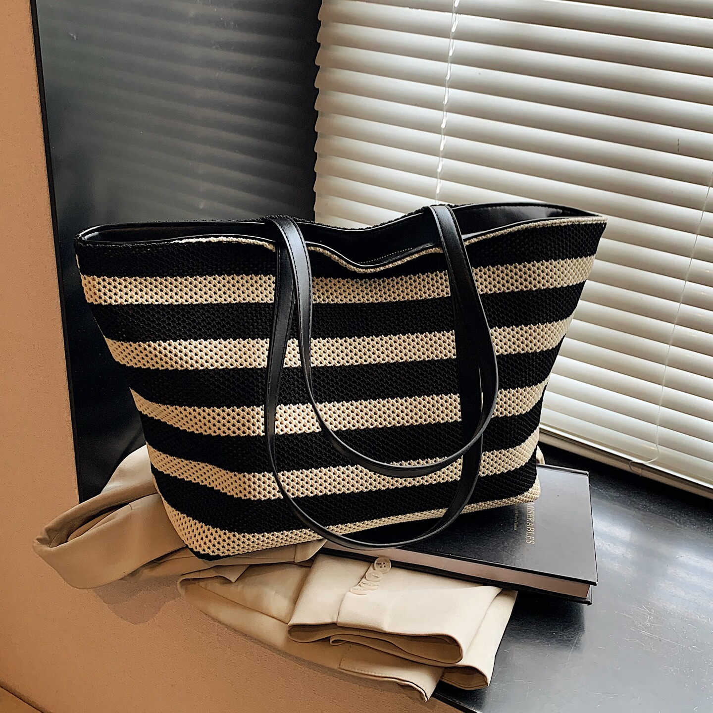 海边度假编织沙滩包女2026新款黑白条纹托特包慵懒风大容量购物袋