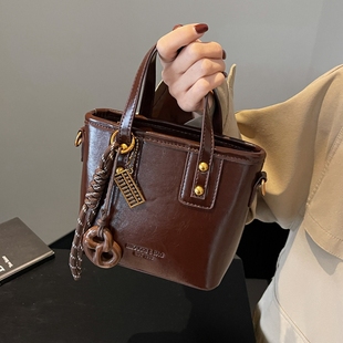 高级质感复古包包女式2025新款秋冬百搭斜挎包时尚超火手提水桶包
