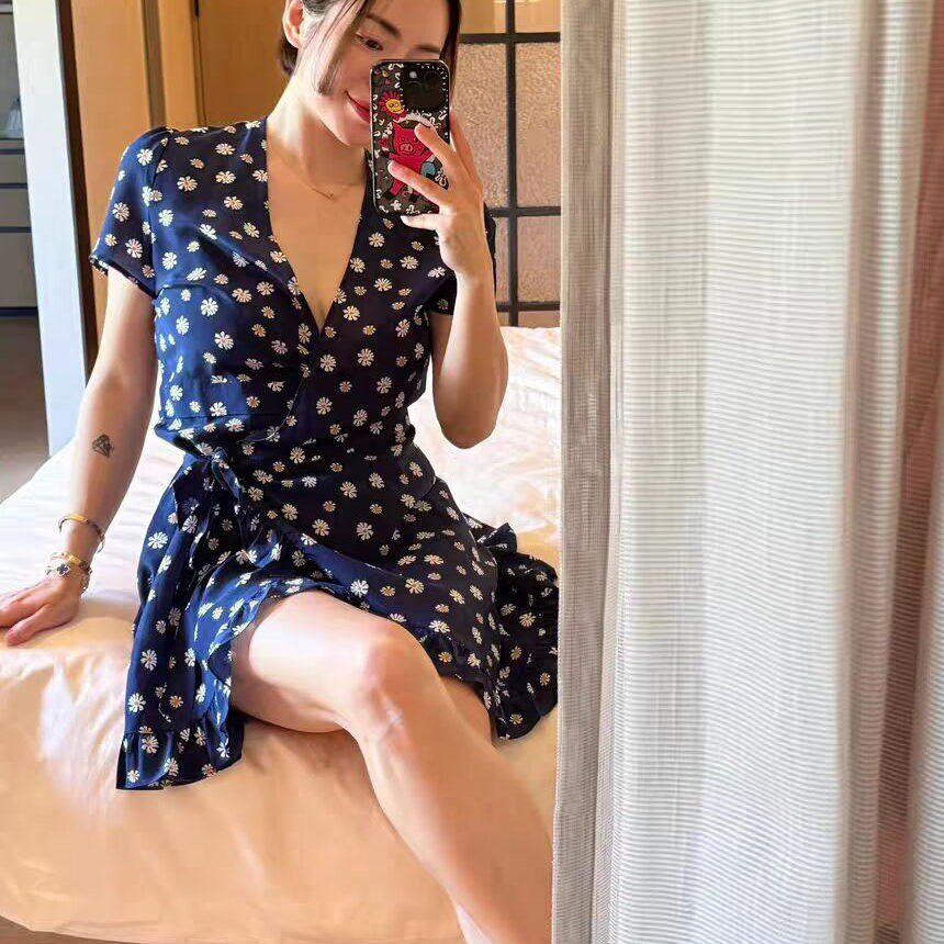 法式小雏菊V领碎花短款连衣裙