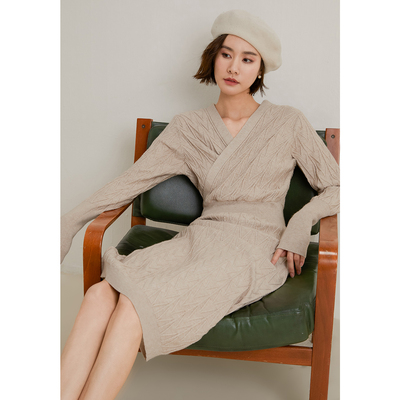 弥古长袖针织连衣裙高级感收腰v领打底长裙女春季2025新款毛衣裙