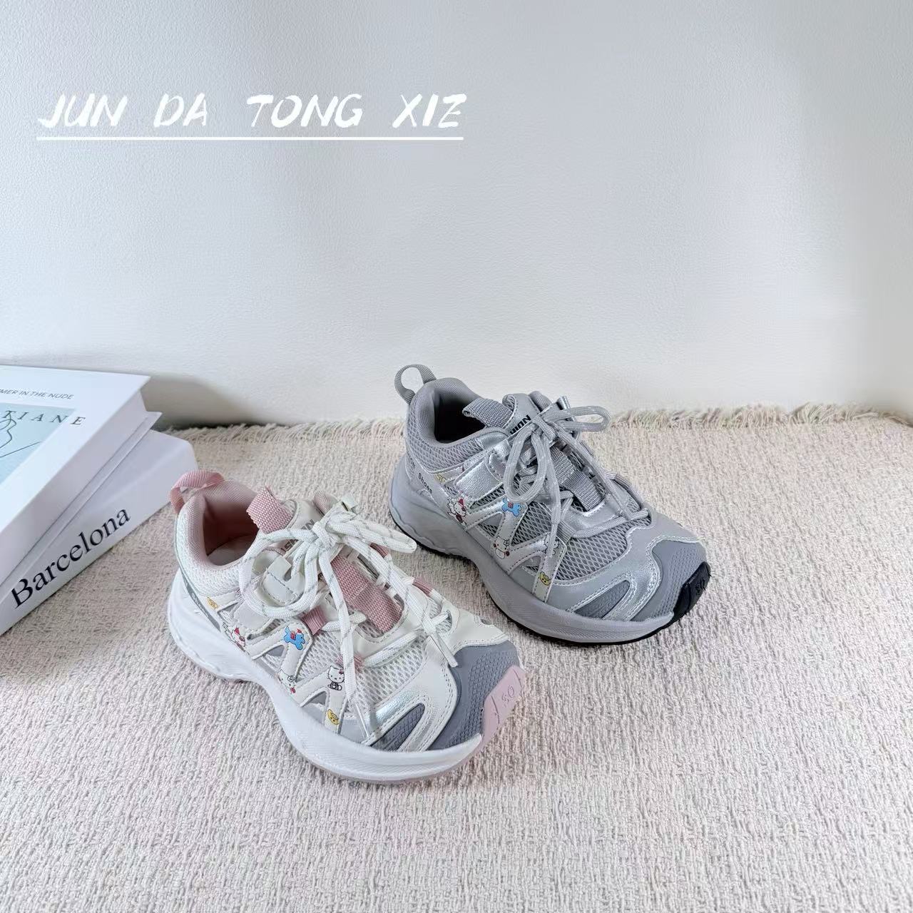 2026秋季新款韩版女童时尚百搭网面可爱卡通休闲魔术贴运动鞋