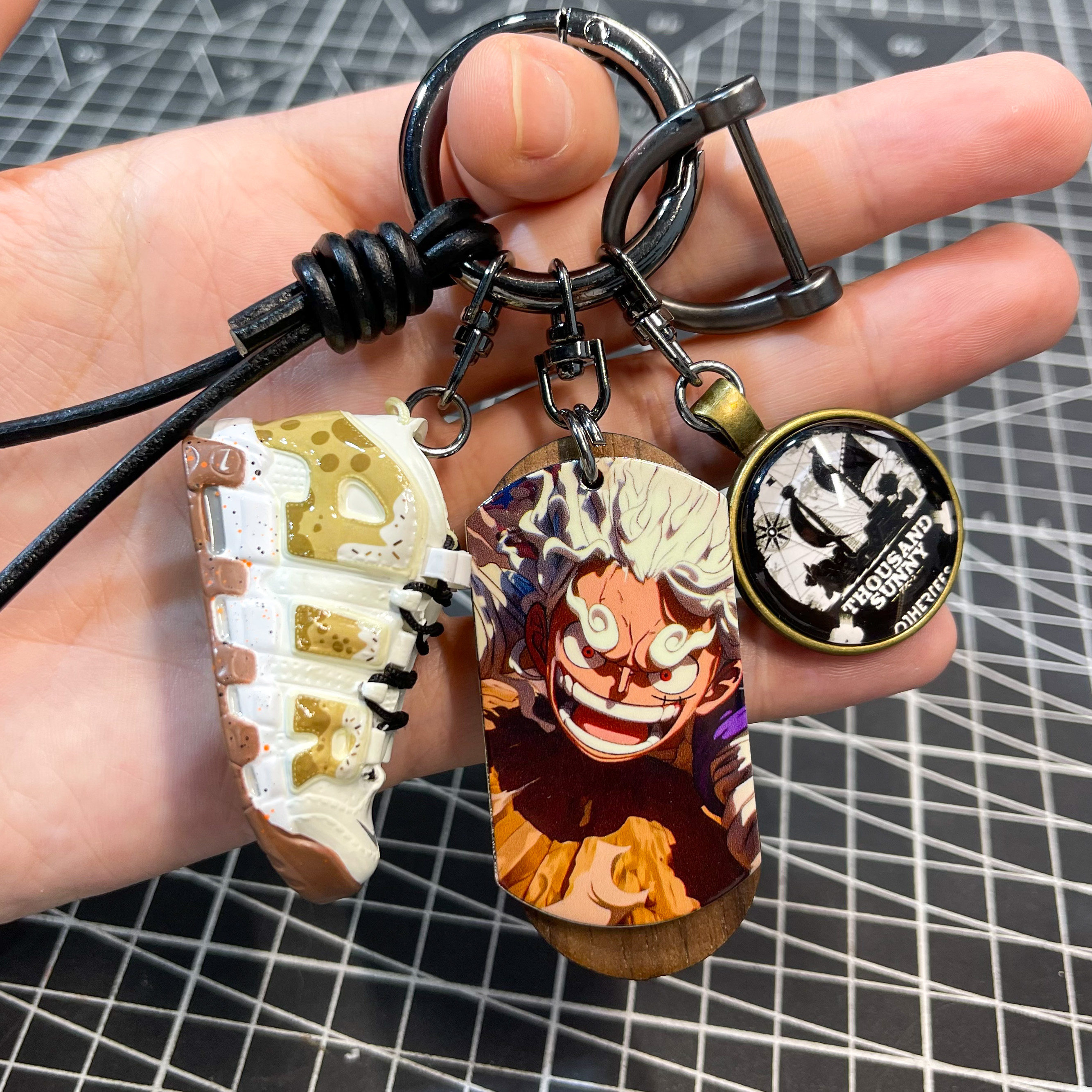 路飞女帝aj鞋模手工动漫礼物定制胡桃木海贼王钥匙扣抖音爆款