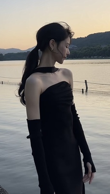 港风复古一字肩抹胸针织连衣裙纯欲性感包臀开叉挂脖中长款礼服裙