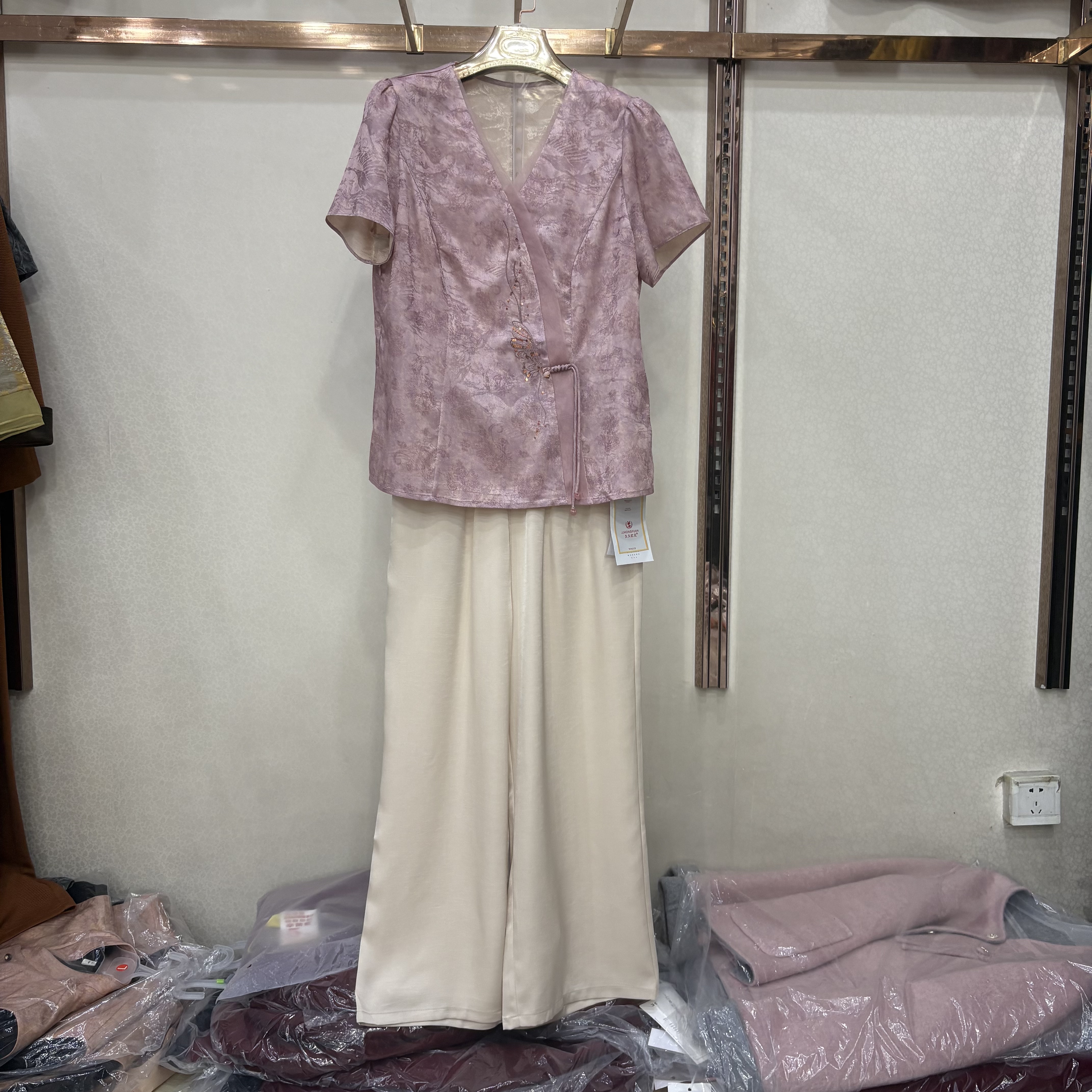 商场同款26A-103夏新斜门禁蝴蝶刺绣V领上衣+直筒裤国风两件套裤