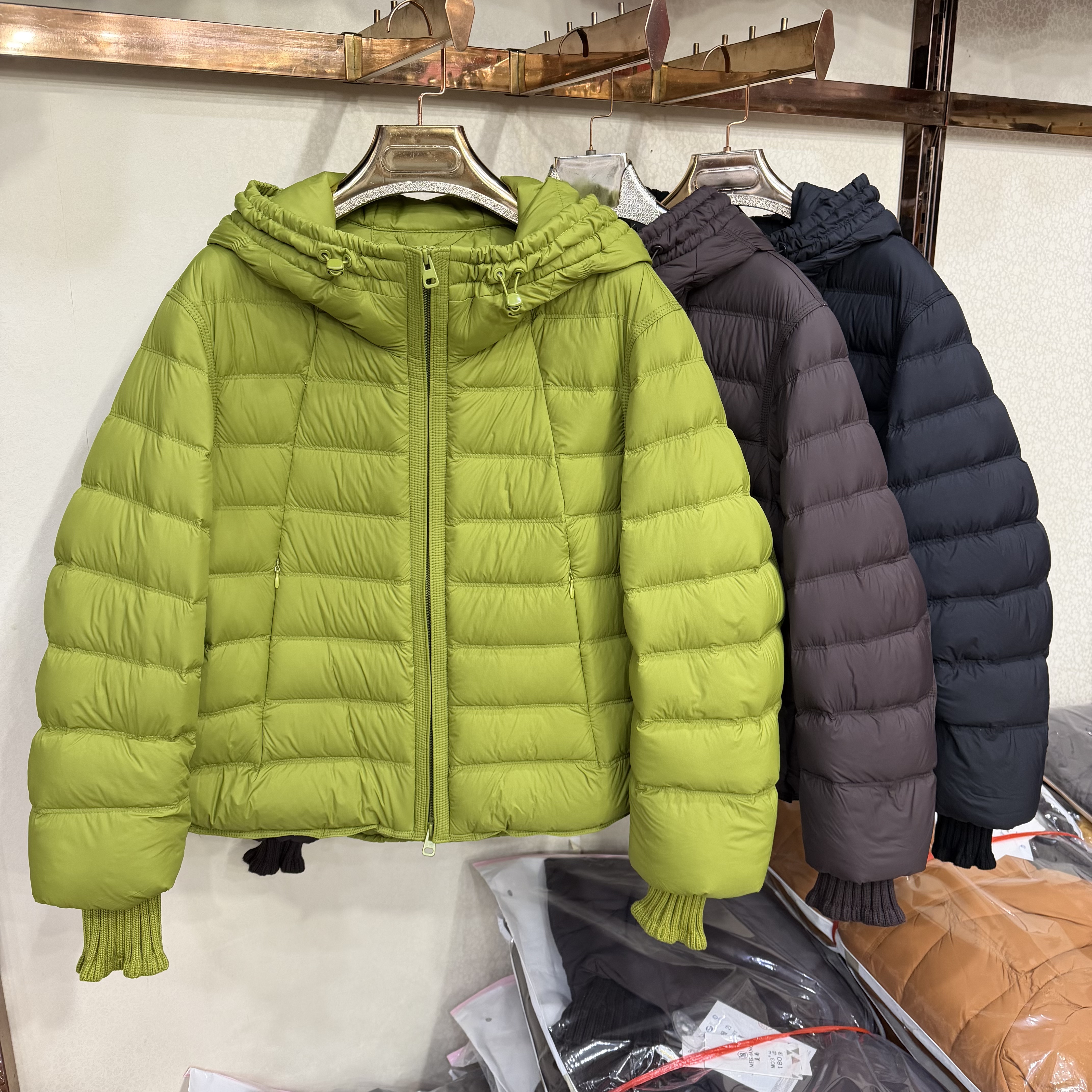商标同款26Y1119时尚泡芙羽绒服女短款冬季新连帽保暖白鸭绒外套
