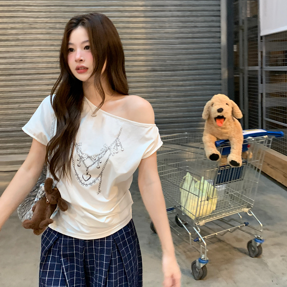 美式辣妹一字领斜肩白色短袖T恤女夏季新款项链印花宽松显瘦上衣