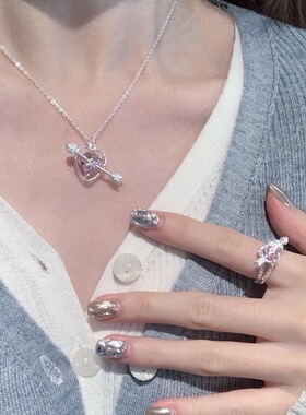 甜美粉色钻丘比特爱心项