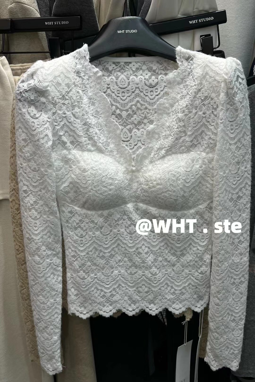 WHT韩版冬季新款法式V领带胸垫显瘦百搭蕾丝衫打底短T恤上衣女