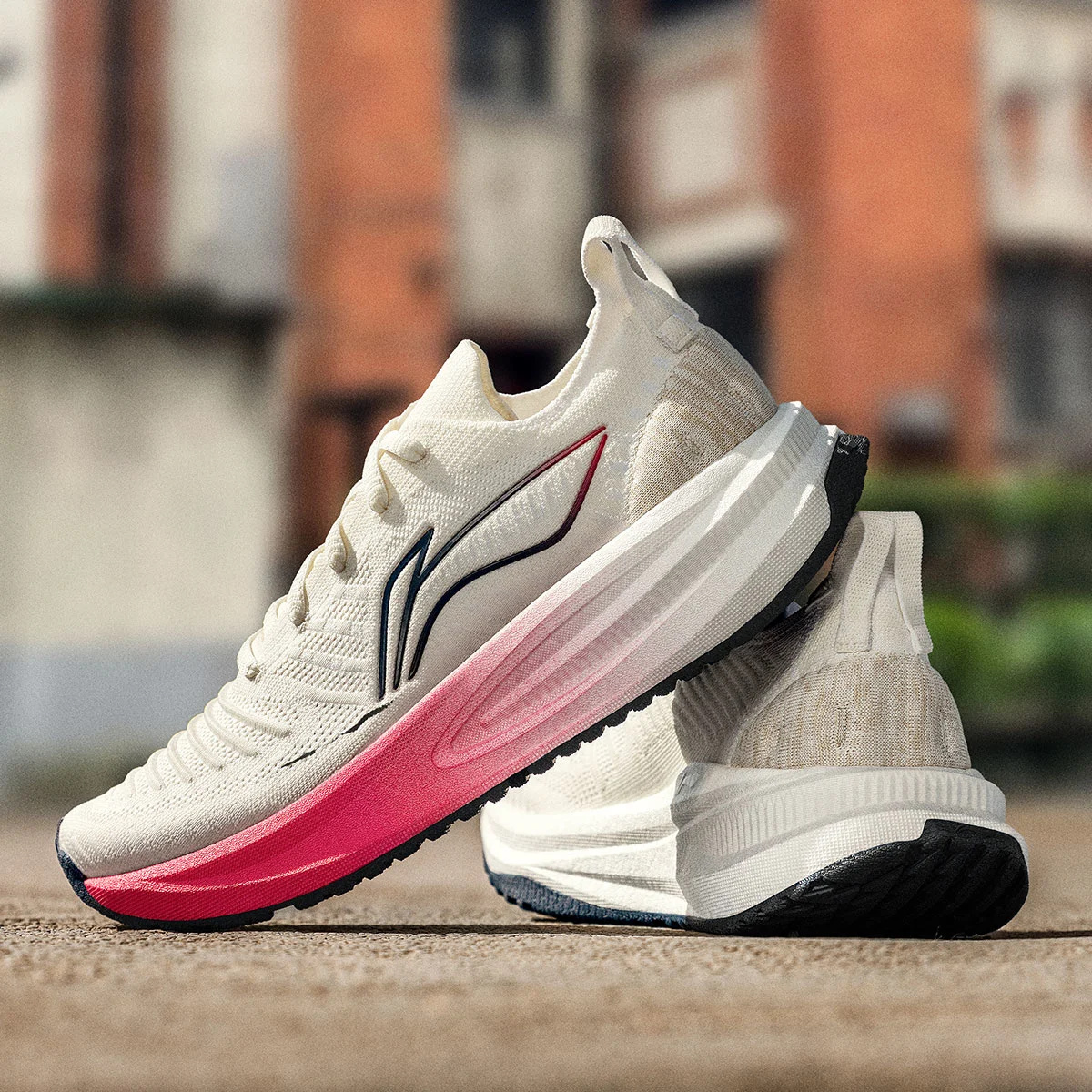 李宁轻量男款跑鞋悠适网面透气