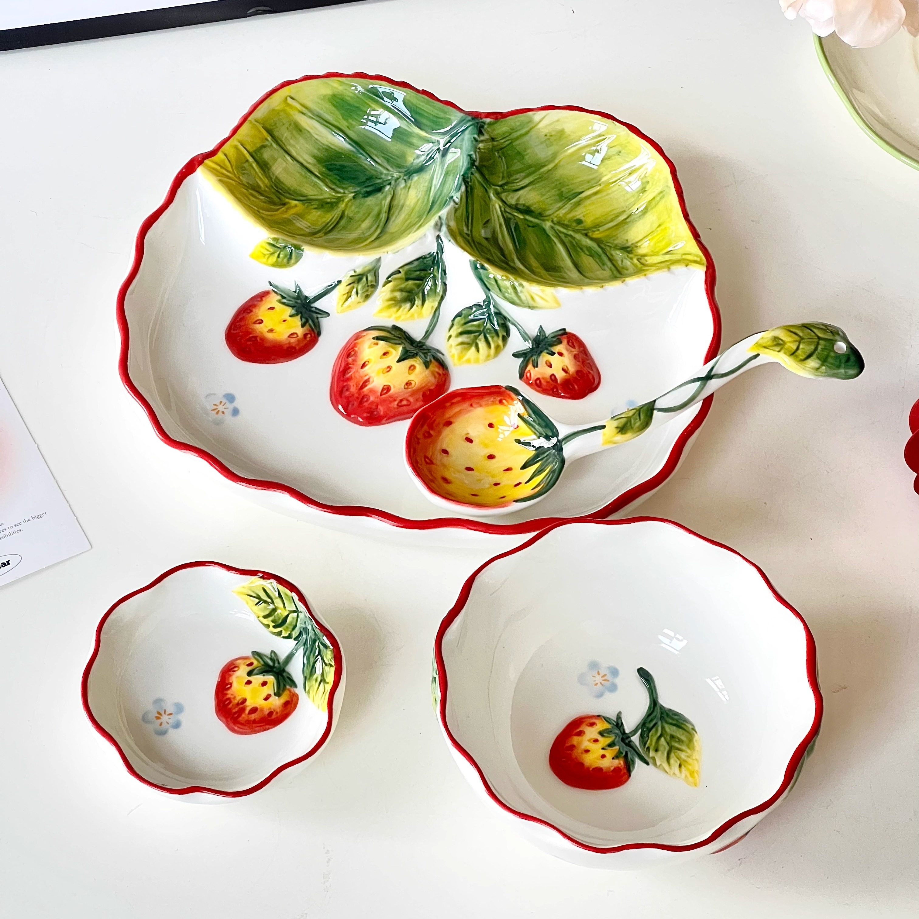 草莓餐具儿童分格餐盘陶瓷加深卡通可爱女孩釉下彩味碟饭碗饭勺,婴童用品,儿童餐具,淘宝优惠券,粉丝福利购,淘宝优惠卷