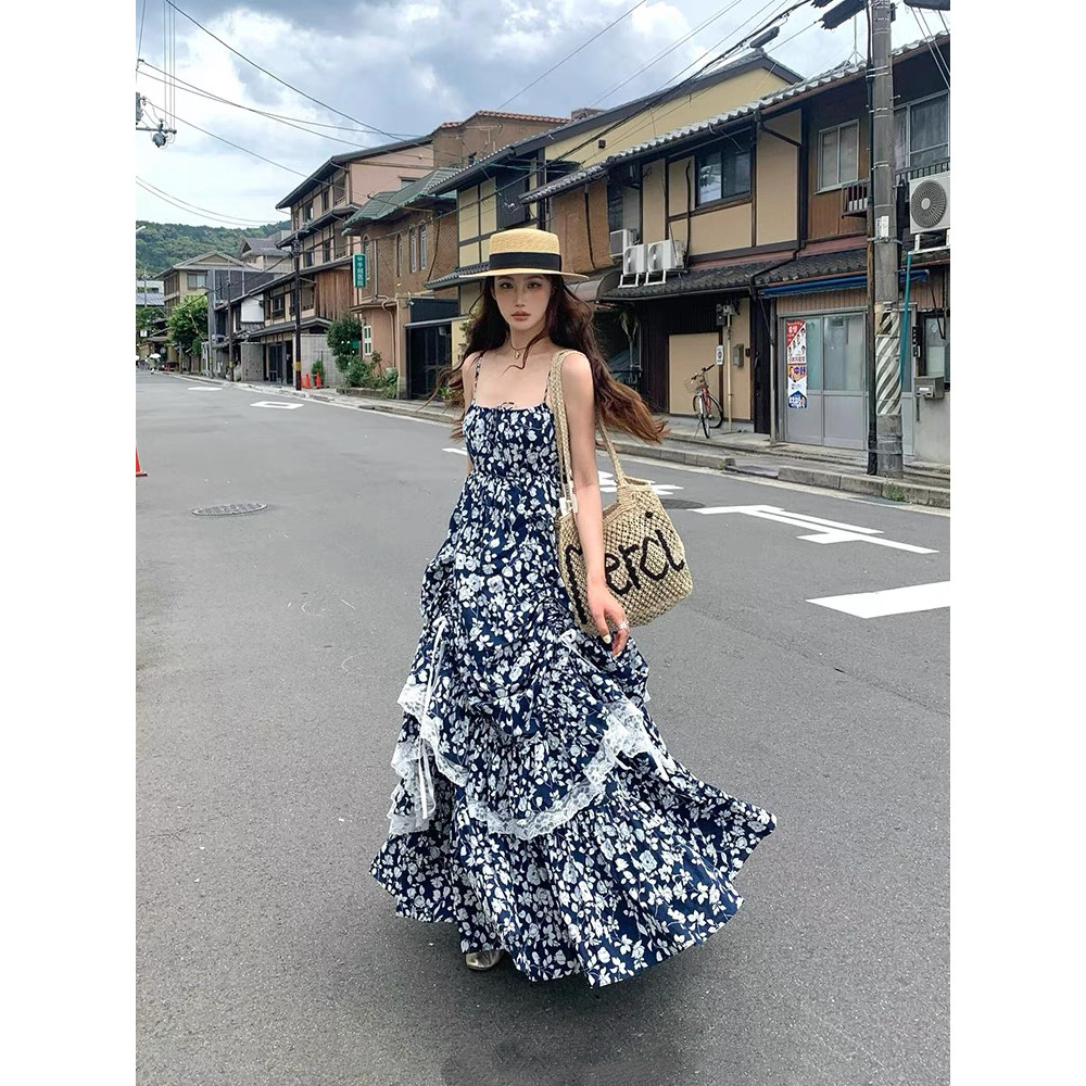 法式碎花吊带连衣裙女夏季新款日系度假风蕾丝拼接大摆裙显瘦长裙