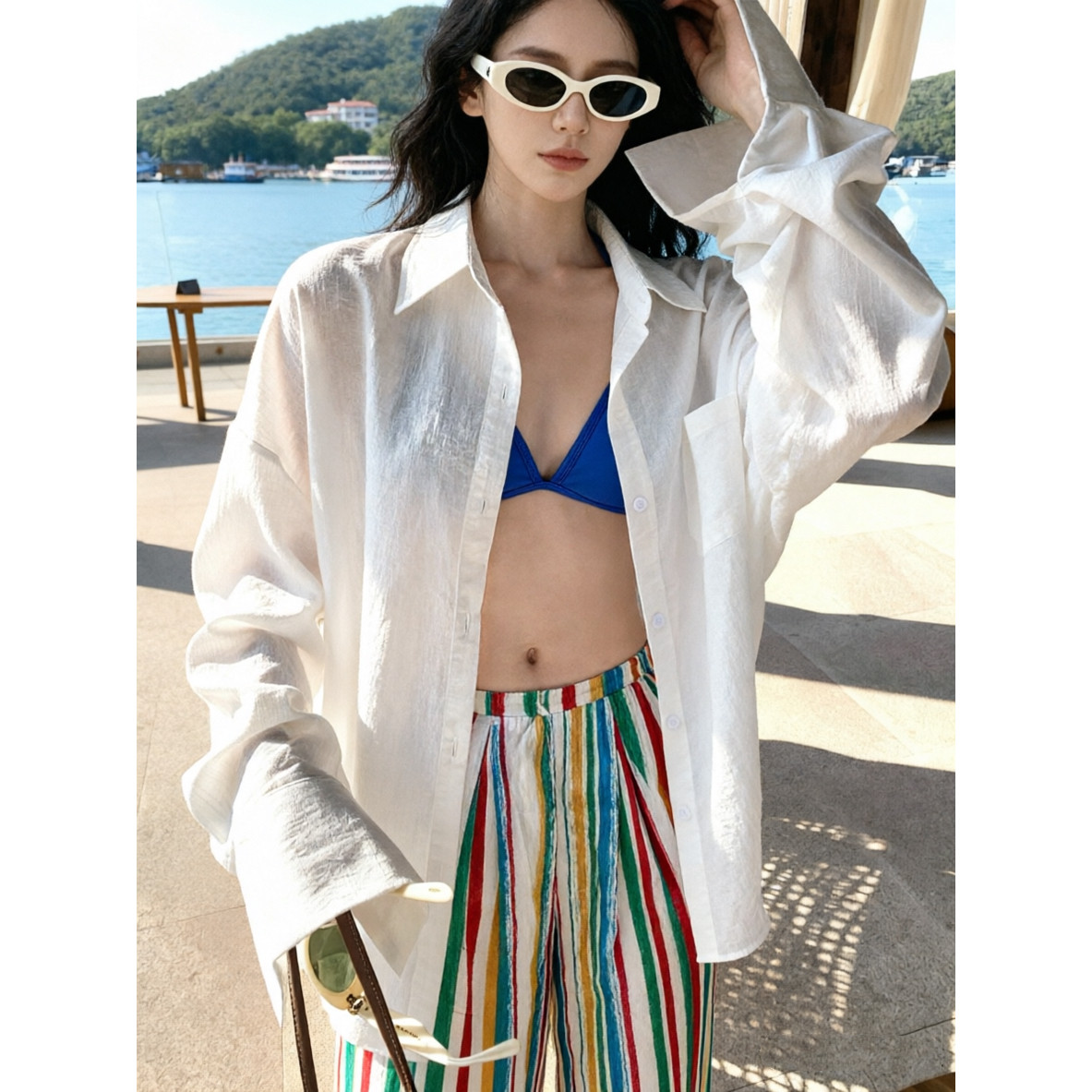 显白蓝色比基尼搭配白色衬衣老钱风苎麻衬衣海边度假彩虹条纹衬衣