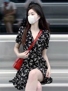 黑色碎花短款连衣裙女夏2024新款小个子收腰赫本风显瘦荷叶边短裙