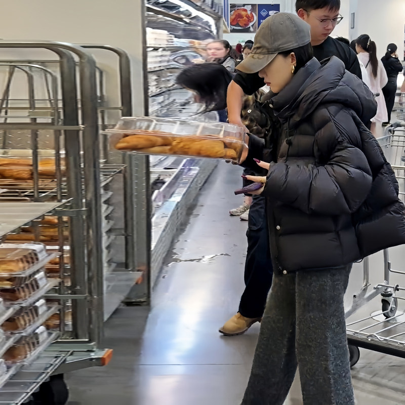 泡芙龟背黑色短版羽绒衣女2025冬季新款90白鸭绒连帽面包服外套