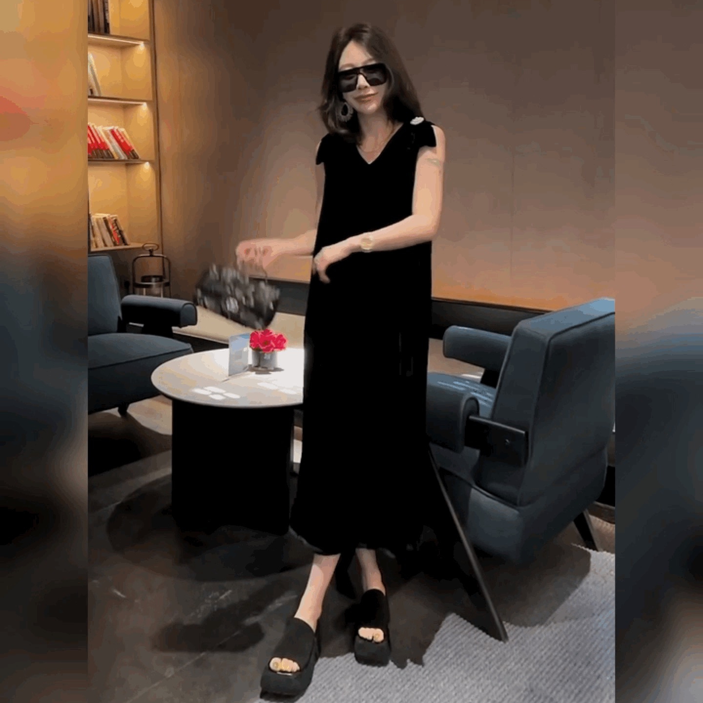 法式轻奢冰丝绒V领连衣裙女无袖背裙过膝长裙礼服裙赫本小黑裙潮