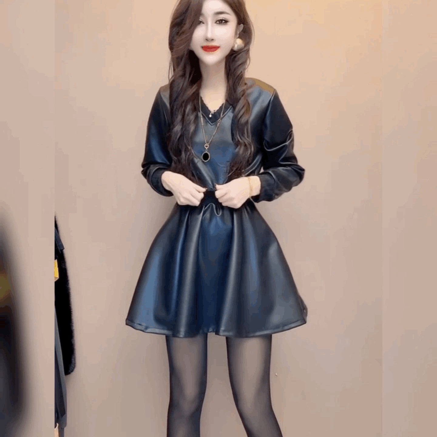 PU皮连衣裙女长袖V领打底裙