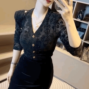 法式高级感复古v领蕾丝T恤女打底衫修身显瘦气质网纱植绒黑色上衣