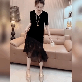 法式丝绒拼接蕾丝短袖连衣裙女成熟气质时髦过膝长裙赫本风小黑裙