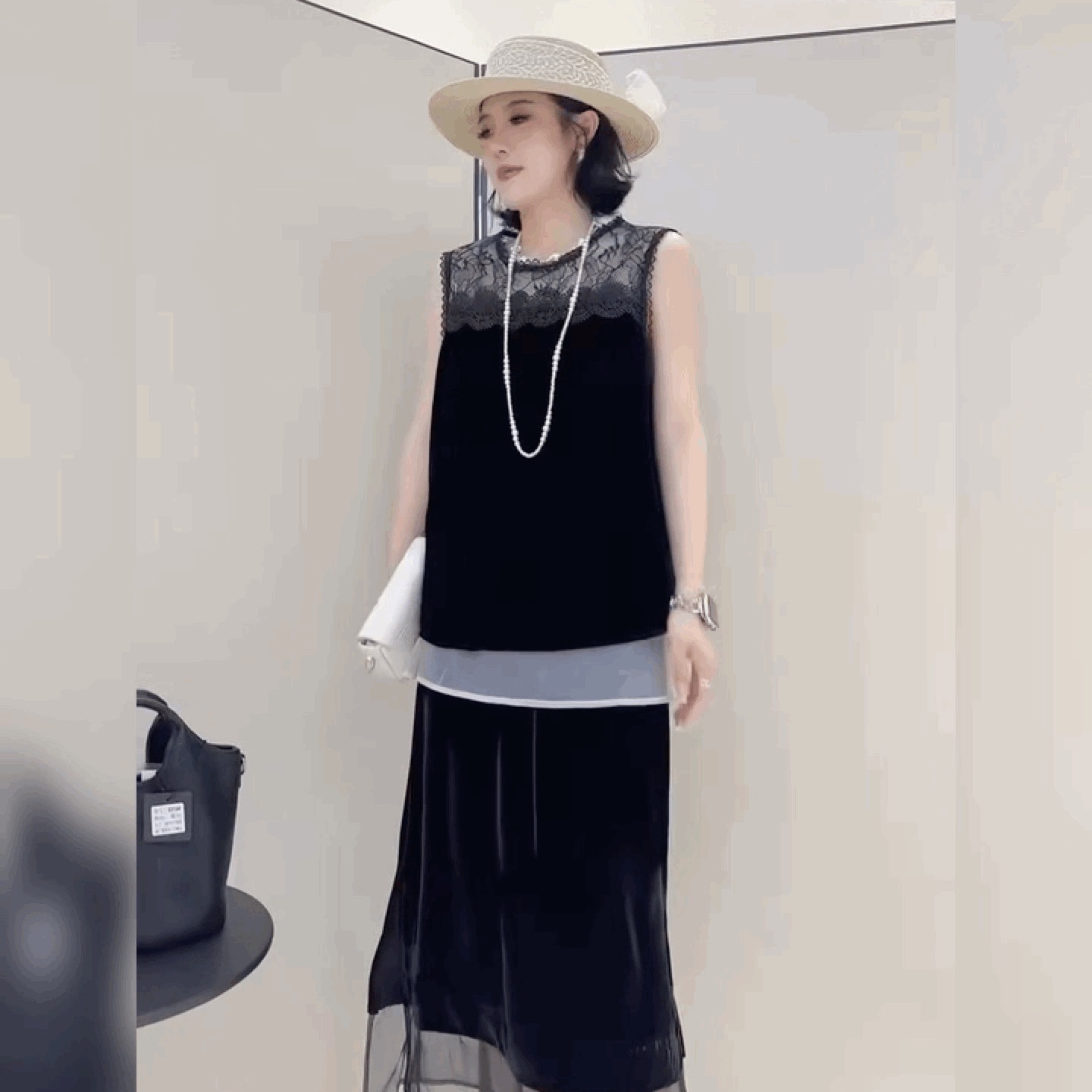小香风黑色冰丝绒拼蕾丝背心T恤