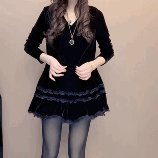 赫本风蕾丝边金丝绒V领连衣裙女黑色遮肉高级感荷叶边宽松A字裙子
