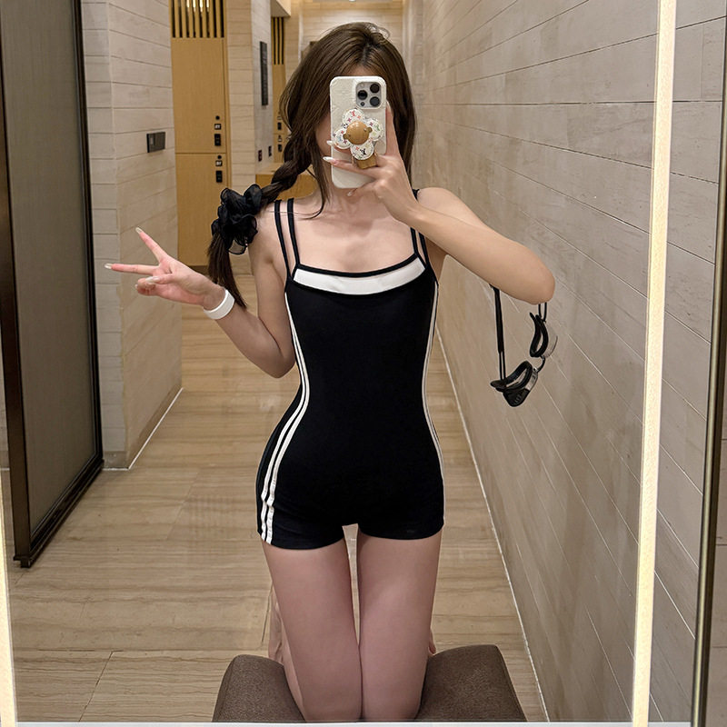 2026年新款女士连体平角黑色高级感显瘦运动风泡温泉专业游泳衣