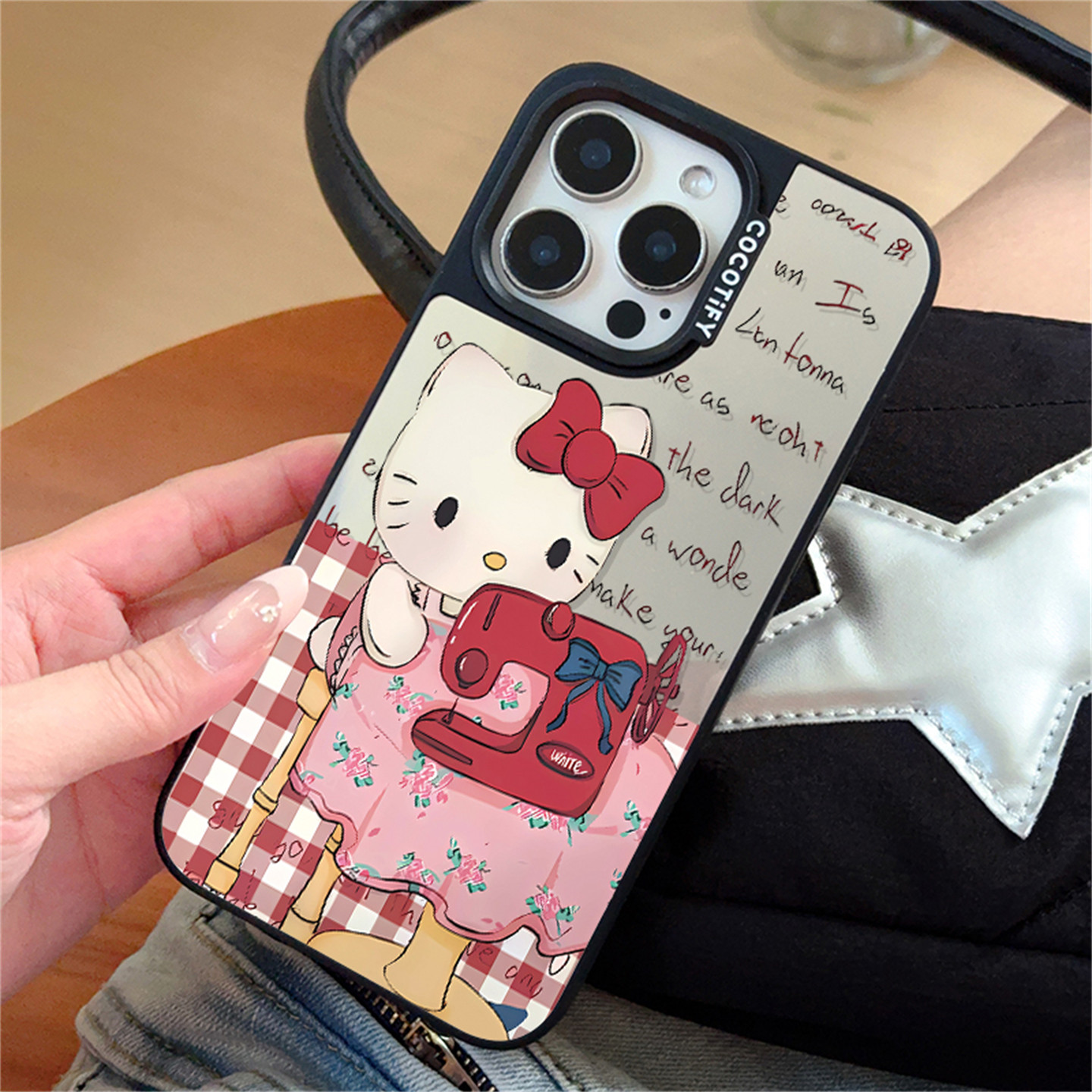 ins软萌少女可爱镜面缝纫机HelloKitty猫适用16pro苹果16ProMax手机壳iPhone15全包新款14P