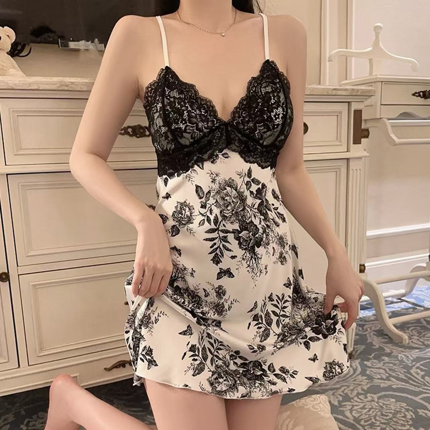 缎面性感深V纯欲风吊带睡裙