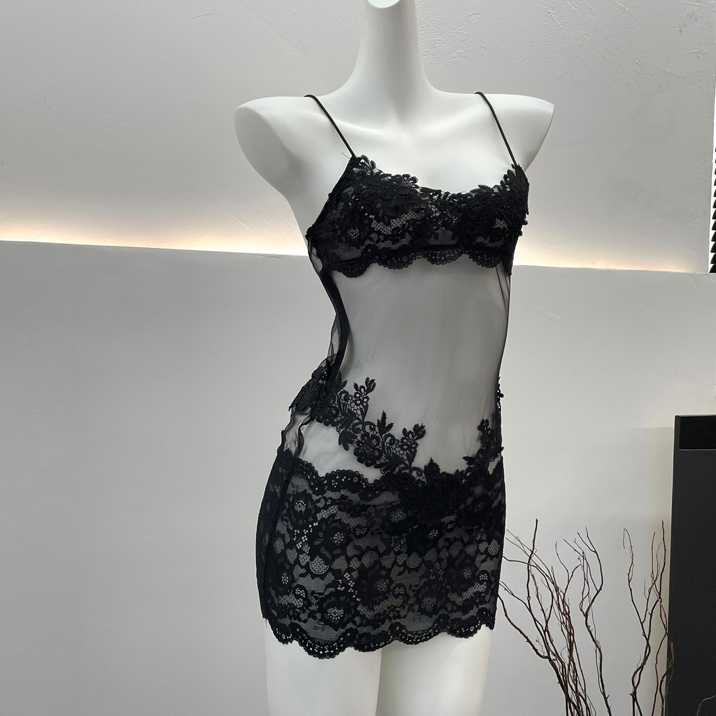 【黑天鹅】性感睡裙女法式纯欲蕾丝网纱拼接吊带包臀裙2025新款