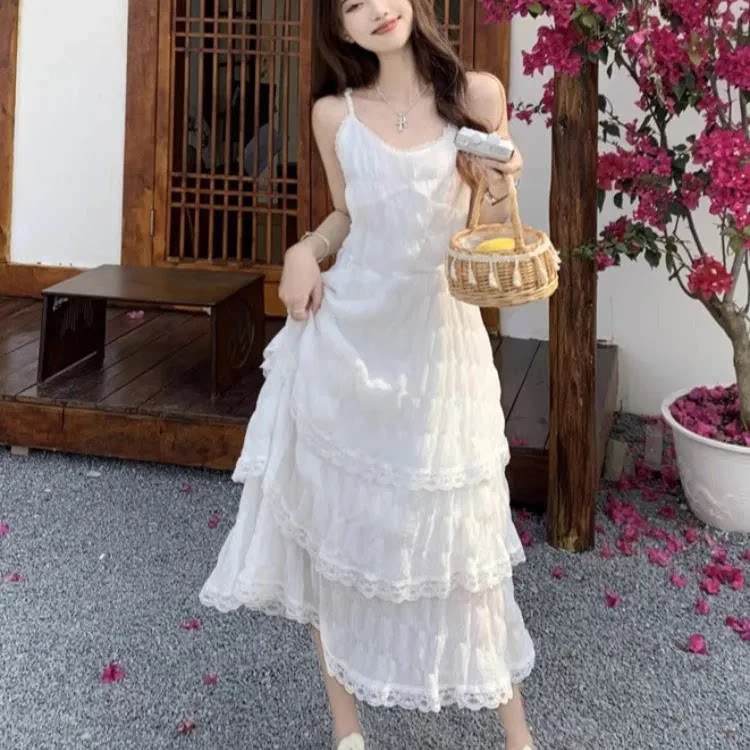 2026新款法式白色蕾丝吊带连衣裙仙女夏超仙蛋糕内搭长裙子