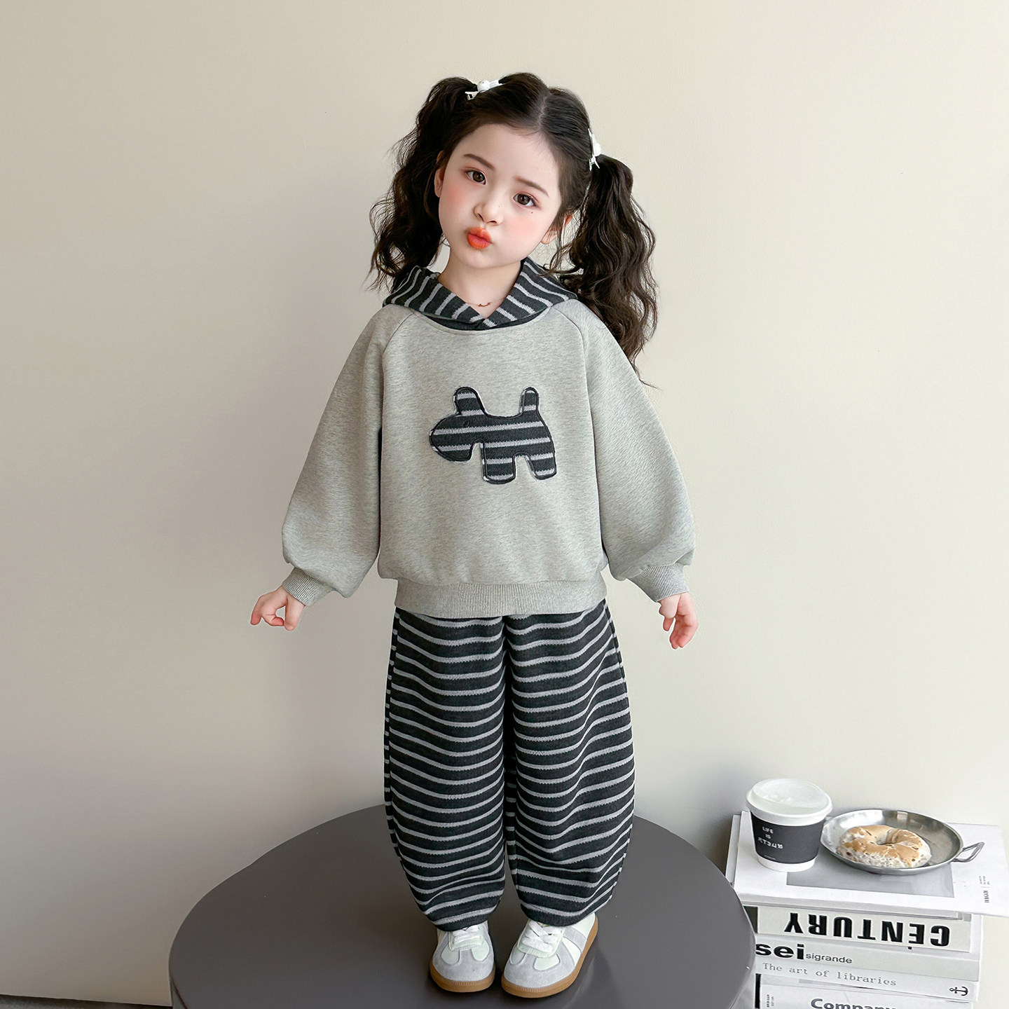 男女童春秋2026新款套装洋气时髦宝宝运动条纹小马连帽时尚两件套
