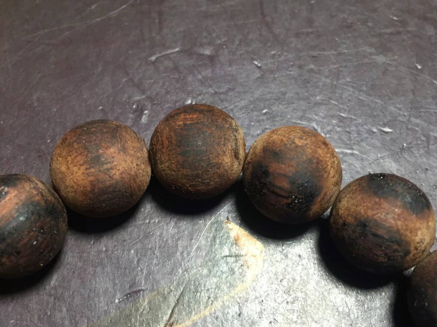 정통 천연 제나라 NANJIANG 진정한 향기 팔찌 12MM 부드러운 실크 설탕 매듭 로그 컬러 우유 향기 남성과 여성을위한 단일 원형 부처님 비즈