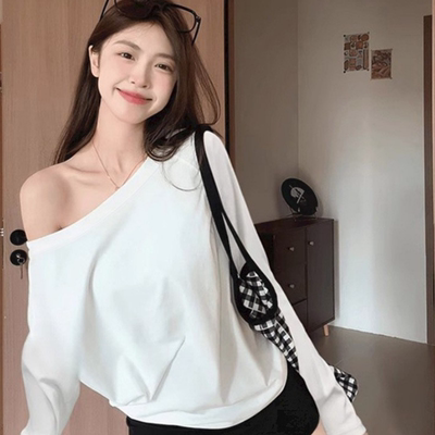 斜肩小心机长袖T恤女2026新款宽松纯欲设计感慵懒别致绝美上衣潮