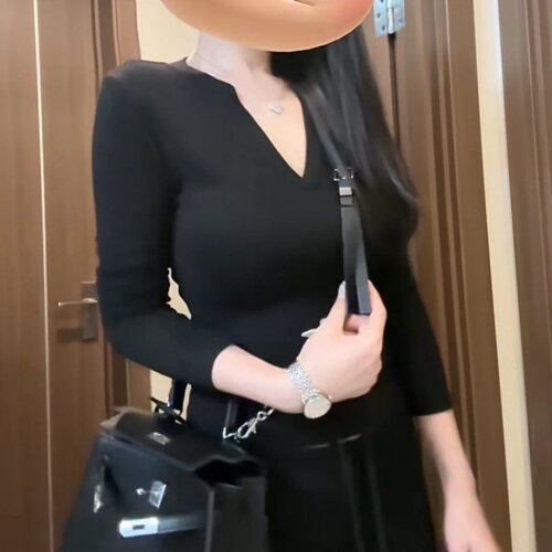 2026秋季轻熟风纯欲修身长袖上衣女简约V领设计复古正肩设计感T恤