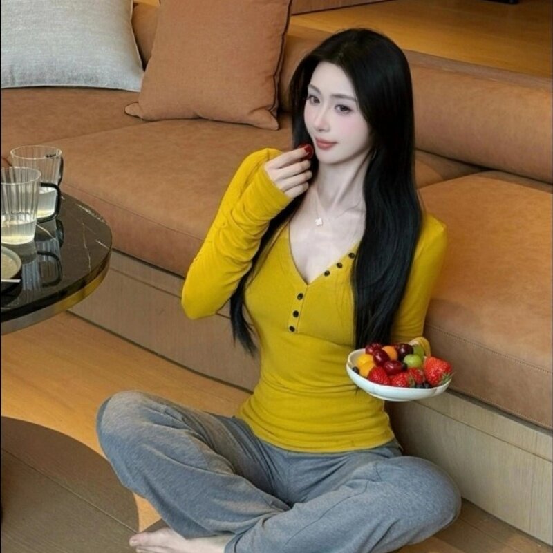 纯欲辣妹姜黄色正肩V领长袖t恤女秋冬季2026新款修身独特别致上衣