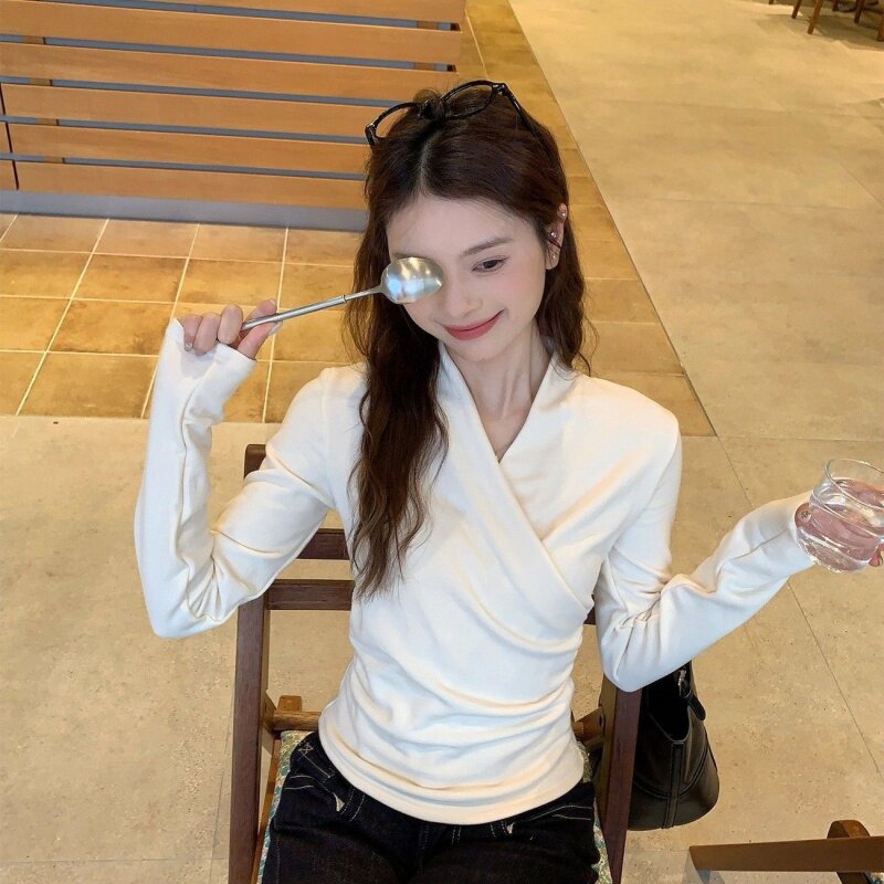 新款交叉V领正肩德绒长袖T恤女2026秋冬季修身显瘦纯欲风辣妹上衣