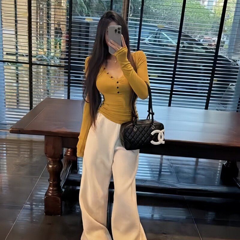 性感辣妹纯欲风姜黄色V领长袖t恤女内搭打底衫独特漂亮设计感上衣