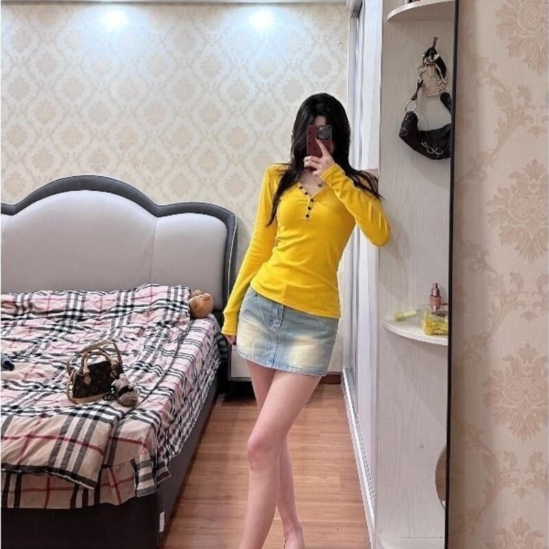辣妹显白姜黄色V领上衣女春秋季新款纯欲风修身显瘦长袖T恤打底衫